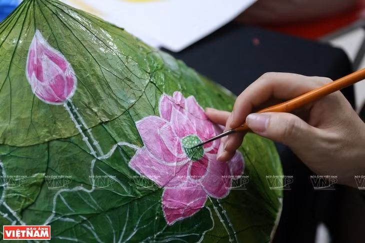 Painter must stay meticulous or the lotus leaves would be torn. (Photo: VNA)