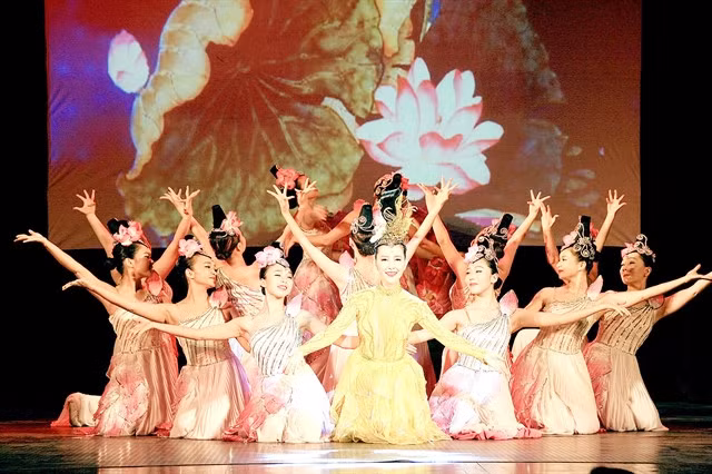 The online art programme on September 26 will present artists of the Bông Sen Theatre of Traditional Music and Dance. - Photo nhahatbongsen.vn