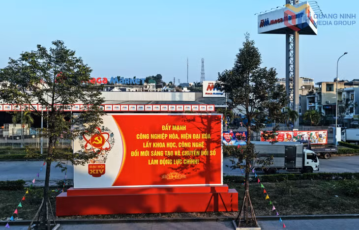 Other pano boards introduce key contents of the draft Political Report to be presented at the Congress.