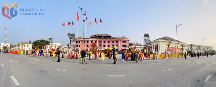Troi Communal House Festival (Hoanh Bo Ward): The palanquin procession draws hundreds of residents from 32 neighborhoods, showcasing strong community bonds.