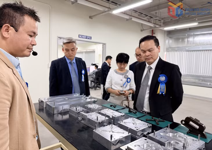 Delegates visit the Castem Vietnam Precision Mechanical Plant.