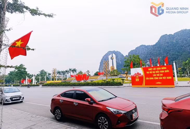 The Martyrs’ Memorial area in Hong Gai Ward stands out with vibrant decorations, featuring national flags and a large banner reading “Warmly Welcoming the 14th National Congress of the Communist Party of Viet Nam”