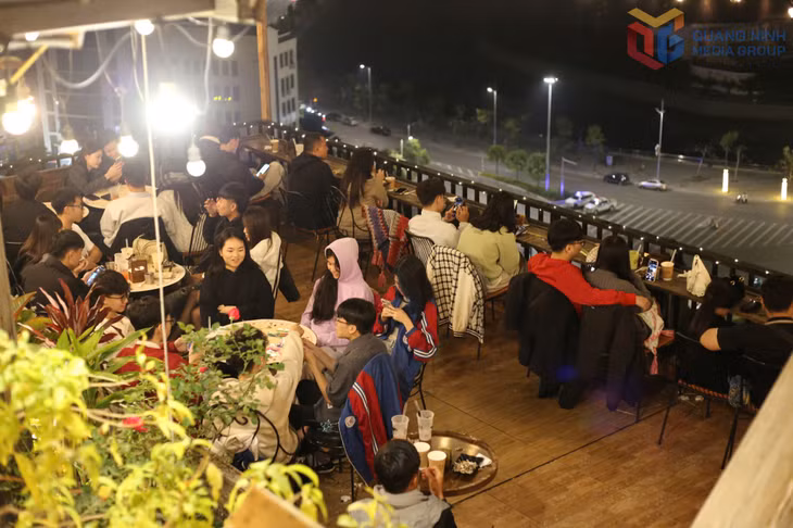 Người dân và du khách lựa chọn các quán cà phê có tầm nhìn đẹp để sum họp cùng bạn bè và người thân dịp nghỉ Tết Dương lịch.