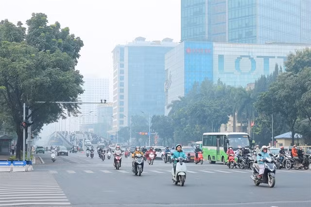 Haze blankets the streets of Hà Nội amid air pollution on December 1. — VNA/VNS Photo