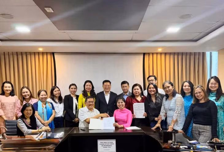 Representatives of Vietnamese tourism enterprises sign cooperation agreements with Cebu-based travel companies (the Philippines) to promote Ha Long Bay tourism and expand two-way visitor exchanges.