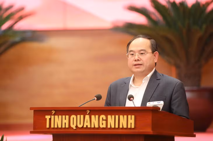 At the working session, Comrade Quan Minh Cuong, Secretary of the Quang Ninh Provincial Party Committee, on behalf of the Provincial Standing Party Committee reported to the General Secretary and the delegation on the province’s notable achievements in socio-economic development, national defense and security, organizational restructuring within the political system, and the implementation of resolutions of the Party Central Committee.