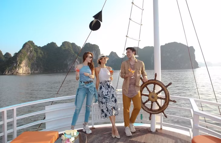 Experiencing luxury cruise on Ha Long Bay