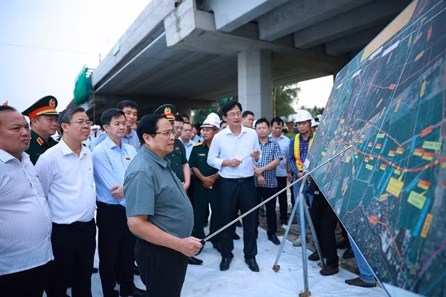 Prime Minister Phạm Minh Chính inspects the construction progress of the Châu Đốc - Cần Thơ - Sóc Trăng expressway project, specifically the section passing through Long Hưng commune, Cần Thơ city, on December 28, 2025. —VNA/VNS Photo