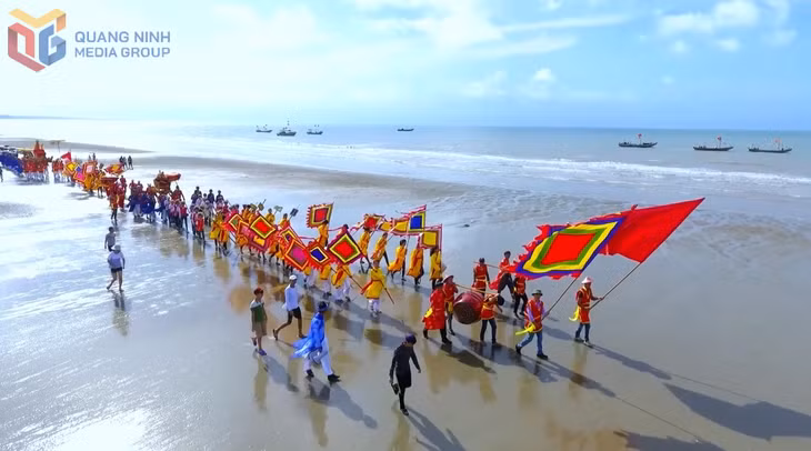 Tra Co Communal House Festival: Reflecting the distinctive maritime culture of Vietnam’s northeastern frontier, the festival features ceremonial procession staged along Tra Co Beach
