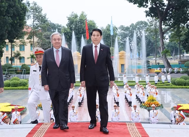 Vietnamese President Lương Cường (right) hosts the official welcome ceremony for United Nations Secretary-General António Guterres in Hà Nội on October 24, 2025. VNA/VNS Photo Lâm Khánh