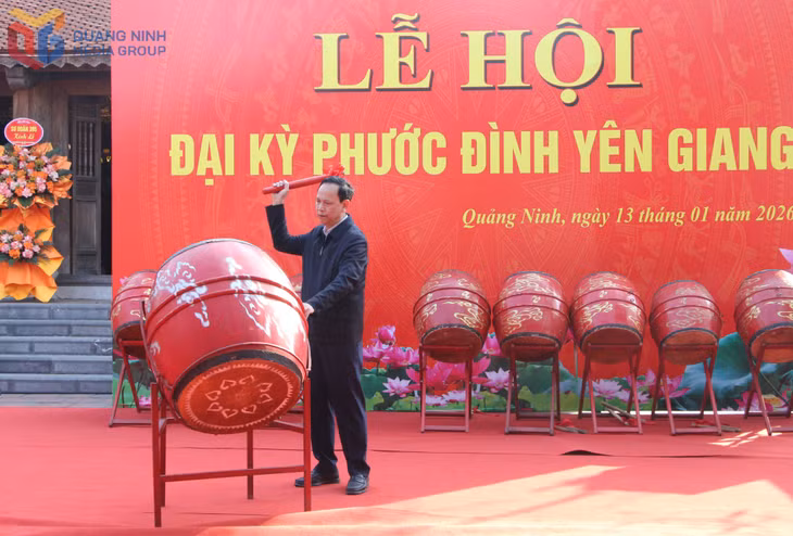 A leader of Quang Yen Ward beats the ceremonial drum to open the festival.