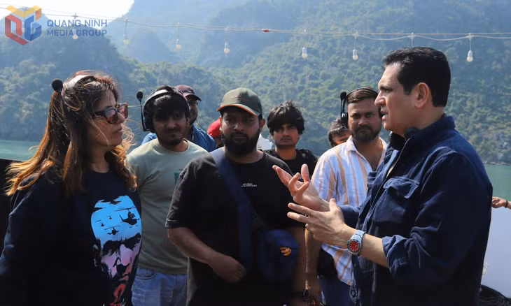 Director Omung Kumar Bhandula shared that he had visited Ha Long three times and on each occasion he has been impressed by its majestic scenery as well as its poetic, tranquil charm.