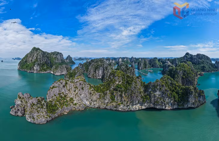 Bai Tu Long Bay is home to more than 600 islands of varying sizes, composed of limestone and sandstone. Viewed from above, the mountain ranges appear layered like massive fortress walls rising from the sea.