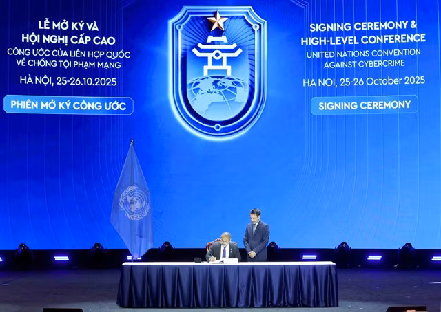 Maldives' Foreign Minister Abdulla Khaleel signs the UN Convention against Cybercrime in Hà Nội on October 25, 2025. VNA/VNS Photo Phương Hoa