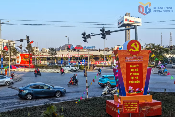 At the central road of Ha Tu Ward, display installations present the guiding theme of the 14th National Party Congress.