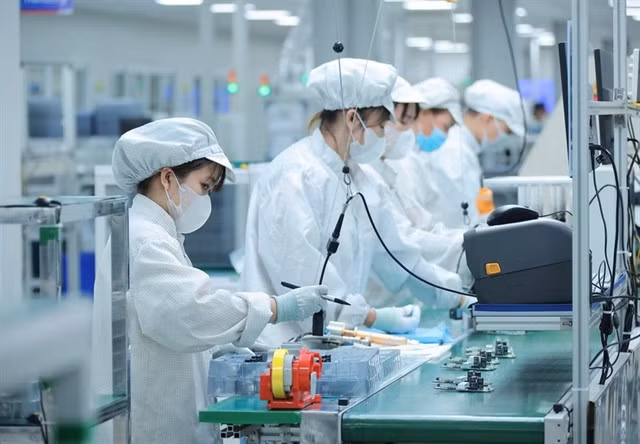 Technicians work in a laboratory as Việt Nam advances a strategy to build a high-quality workforce for its fast-growing semiconductor industry. VNA/VNS Photo