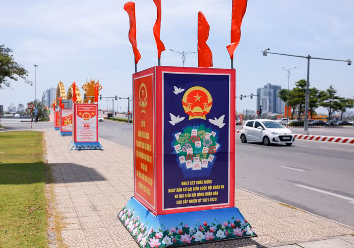 In Da Nang, election banners have been erected on major streets, including those near the central city's iconic Dragon Bridge.