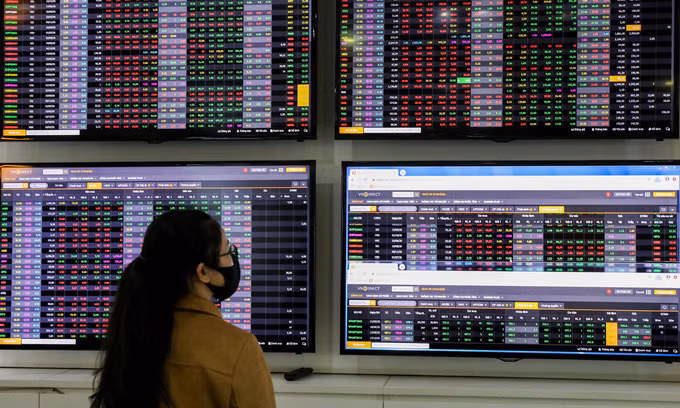 VN-Index closes 3rd session in red