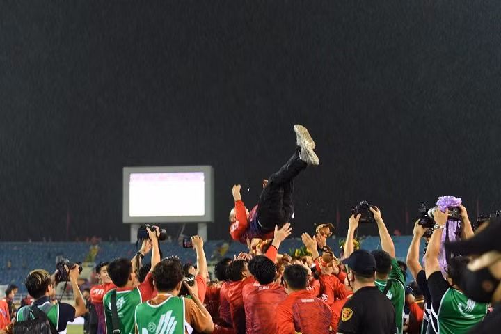 The Vietnamese players celebrate their SEA Games title by throwing coach Park Hang-seo up in the air. (Photo: NDO/Thanh Dat)