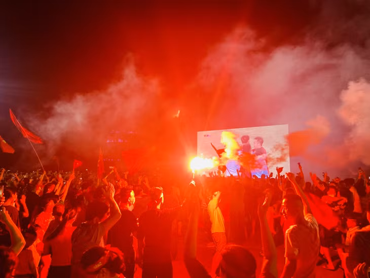 Vietnam fans burst into tears as Vietnam's football team wins the final.