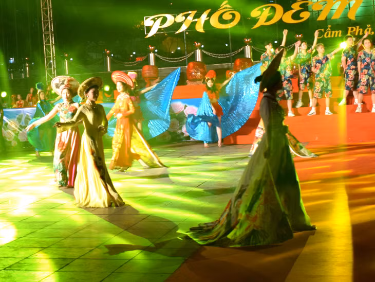 Tà áo dài thướt tha trên phố
