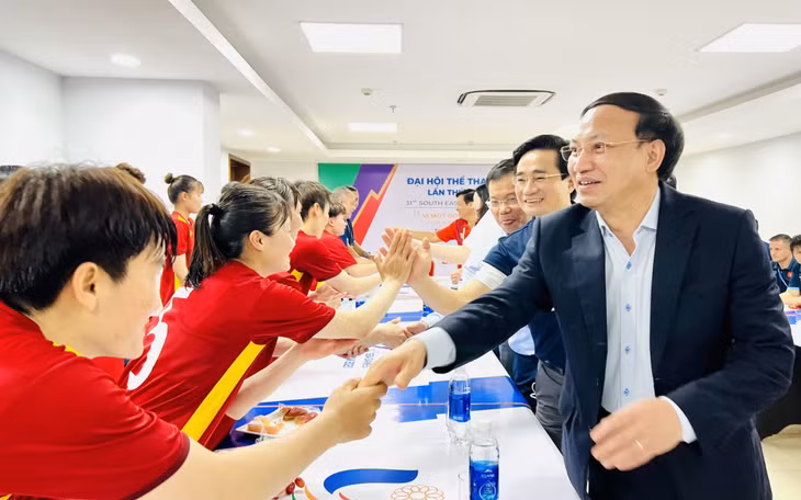 Đồng chí Bí thư bắt tay động viên các cầu thủ đã thi đấu hết mình trong trận gặp Philippines.