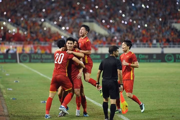 Manh Dung celebrates with teammates after scoring the solitary goal of the final match. (Photo: NDO/Thanh Dat)