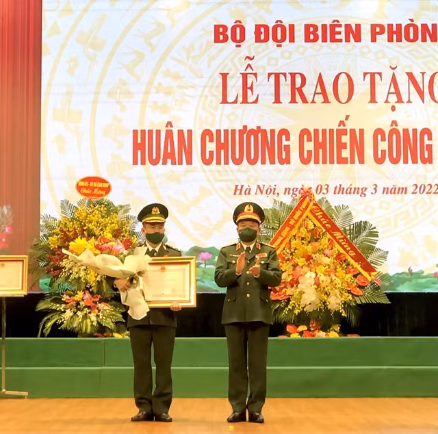 Major Nguyễn Khắc Dũng (left) is awarded the Third Class Victory Medal for outstanding achievements in the fight against drug crimes of the border guards.