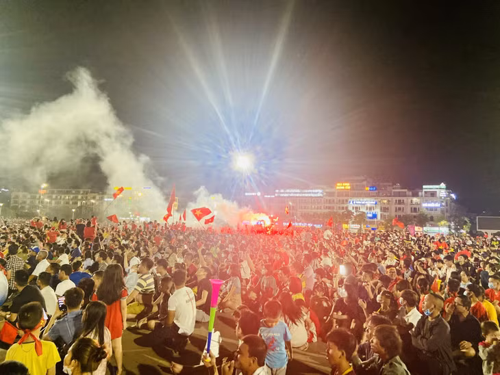 Thousands of fans waited for the final whistle to celebrate the victory of the Vietnamese team.