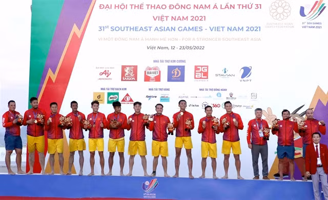 The men’s beach handball team added another gold medal and retained their title. VNS/VNA Photo Quý Trung