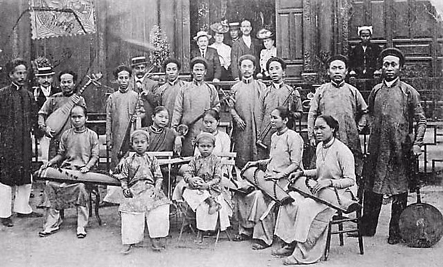 Traditional Vietnamese bands pose for a photo at the International Colonial Exhibition in France.