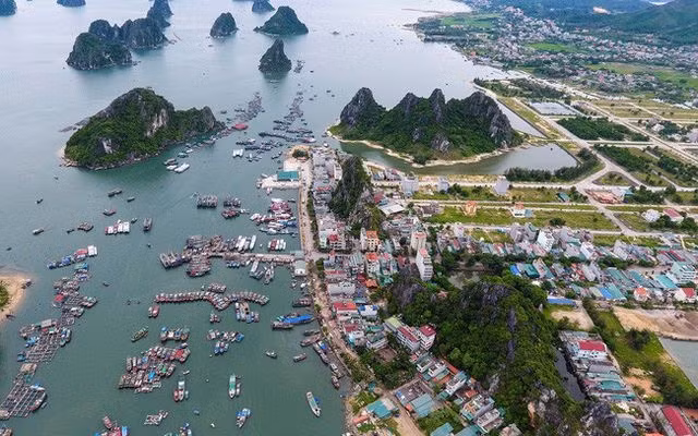 Van Don is home to several of the most beautiful beaches in the Gulf of Tonkin such as Quan Lan, Minh Chau, Ngoc Vung, and Bai Dai.