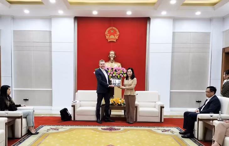 Deputy Chairwoman of the Quang Ninh People’s Committee Nguyen Thi Hanh presented gift to Mr. Andrew White.