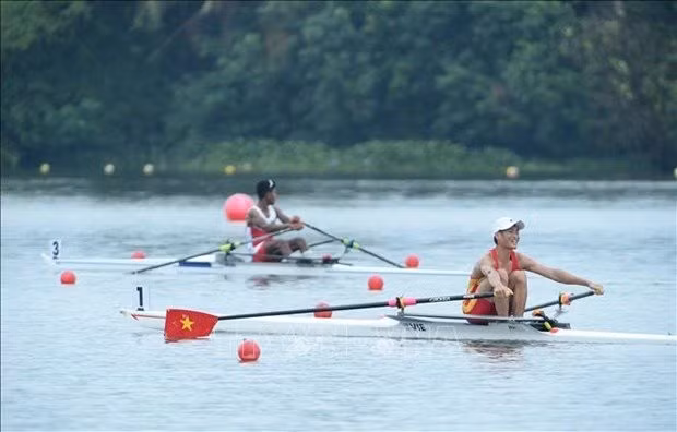 Athletes of the Vietnamese rowing team play in the LM1X category