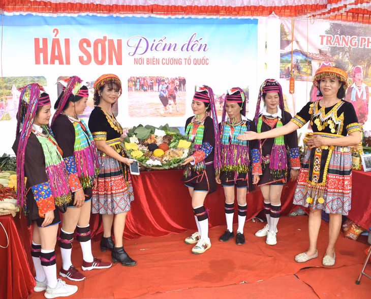 Cuối ngày, ta sẽ cùng người dân bản địa thưởng thức ẩm thực cơm mẹt với các món ăn dân dã vùng cao