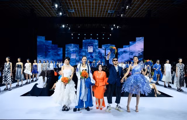VIFW president Lê Thị Quỳnh Trang (M) and designer Võ Công Khanh, who opened the Aquafina Vietnam International Fashion Week Spring-Summer 2022 with his new collection called “H2O”.