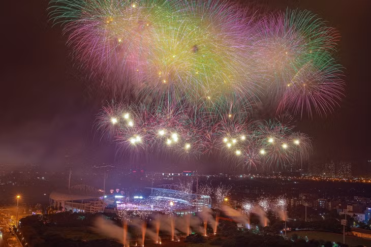 Fireworks lit up the Mỹ Đình National Stadium during the ending of the opening ceremony of SEA Games 31 Thursday night. — VNA/VNS Photo