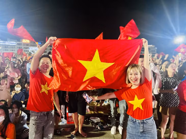 The flow of people began to pour into the streets to join the joy of the whole country