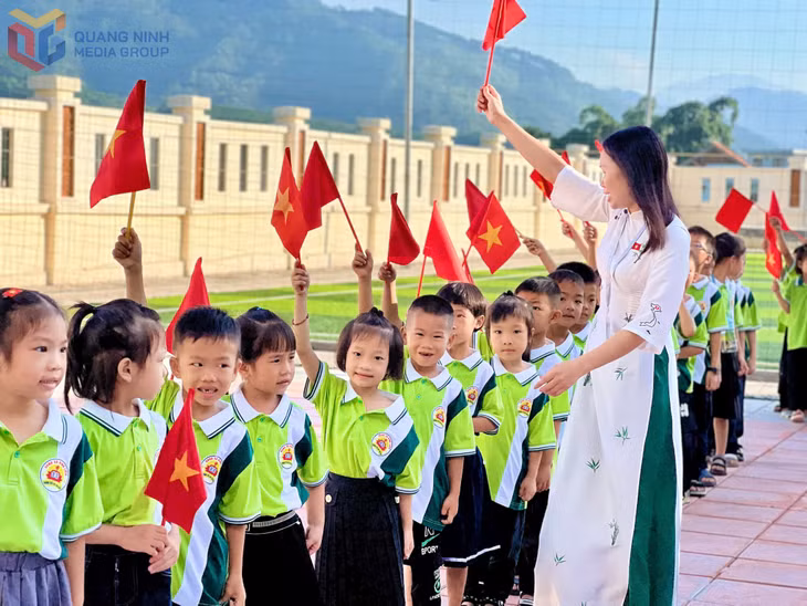 A caring teacher gently guided and supported the first graders on their very first school day at Tinh Huc primary school, Binh Lieu commune. Photo: Hang Ngan