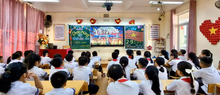 Students and teachers attended the nationwide online opening ceremony and the celebration of the 80th anniversary of the founding of the National Ministry of Education, now the Ministry of Education and Training.