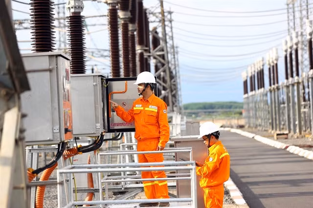 Workers of EVN checking the transmission system in Lâm Đồng Province. Transparency in production costs is critical to gain public consensus, secure capital needed for sustainable development and energy security. — VNA/VNS Photo Huy Hùng