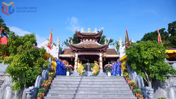 The Cua Ong temple festival is held annually on the 3rd-4th days of the 2nd lunar month and the 3rd-4th days of the 8th lunar month.