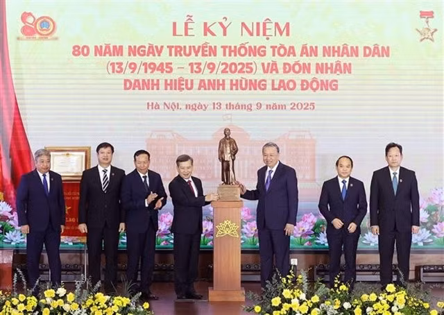 Party General Secretary Tô Lâm presents a statue of President Hồ Chí Minh to the Supreme People's Court at the ceremony marking the 80th traditional day of the People’s Court (September 13, 1945 – 2025), in Hà Nội on Saturday. VNA/VNS Photo