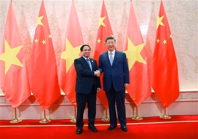 Vietnamese Prime Minister Phạm Minh Chính (L) and General Secretary of the Communist Party of China Central Committee and President of China Xi Jinping at their meeting on August 31. VNA/VNS Photo