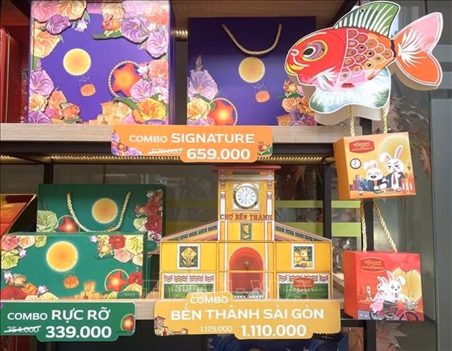 Since the beginning of the 7th lunar month, leading confectionery companies have launched their new products for Mid-Autumn Festival. — VNA/VNS Photo