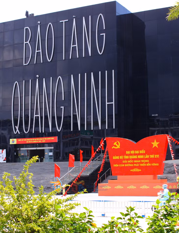 A large panel welcoming the 16th Quang Ninh Provincial Party Congress stands out in front of the museum.
