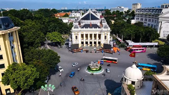 The August Revolution Square today still preserves its great historical, cultural, and architectural values, blending both classical and modern styles. — VNA/VNS Photo