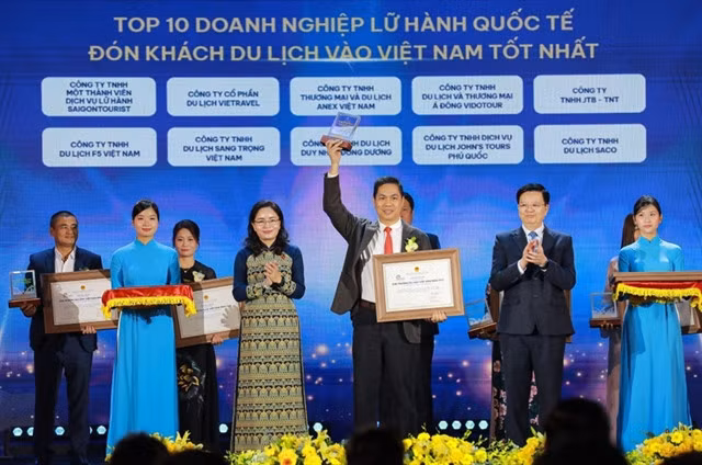 Top travel firms are honoured at the Việt Nam Tourism Awards 2025 on September 27. VNA/VNS Photos