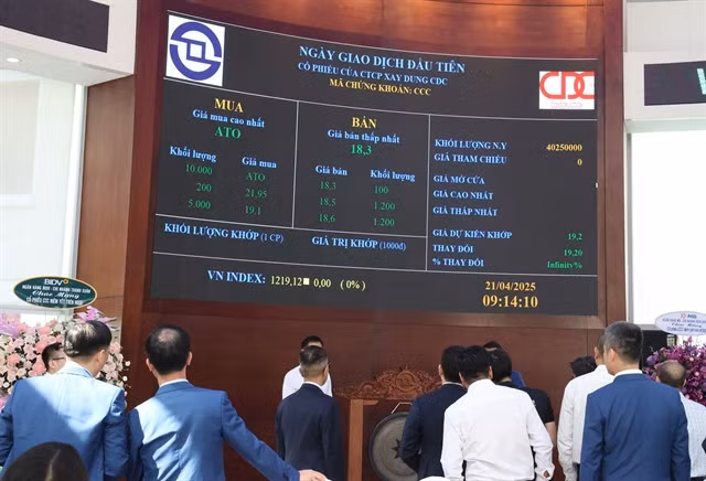 Investors following a stock performance on a digital board at the Ho Chi Minh Stock Exchange (HoSE). — VNA/VNS Photo