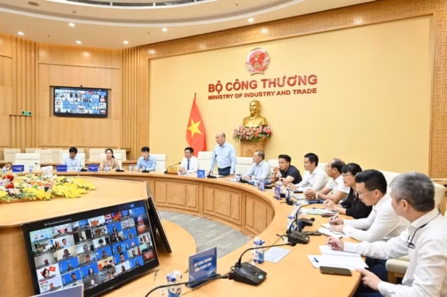 Trade officials at an online meeting with Việt Nam’s overseas trade offices on Tuesday. Photo baochinhphu.vn